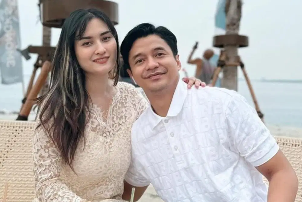 Adly Fairuz dan Angbeen Rishi, pasangan selebriti Indonesia, dikabarkan rumah tangganya sedang retak