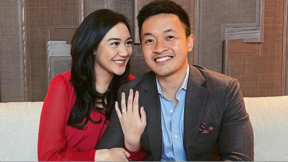 Putri Tanjung dan Guinandra Jatikusumo berpose bahagia setelah resmi menjadi pasangan suami istri.