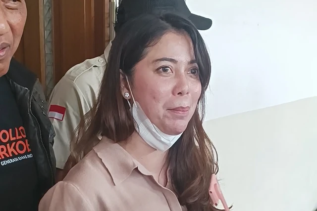 Kekasih Ammar Zoni, drg. Kamelia, hadir dalam sidang kasus peredaran narkotika, PN Jakarta Pusat, Kamis (13/11/2025).