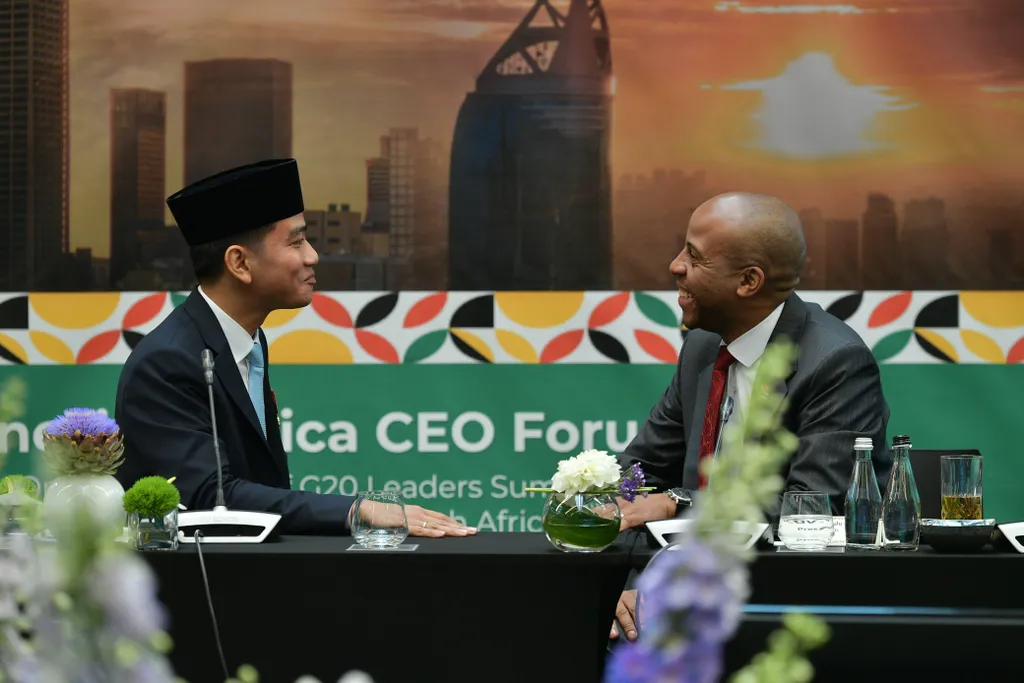 Wakil Presiden Gibran Rakabuming berdiskusi santai saat menghadiri Indonesia-Africa CEO Forum 2025 di Johannesburg, Afrika Selatan, Jumat (21/11/2025).