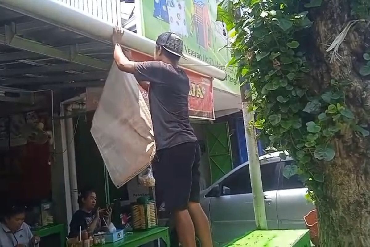  Pencopotan spanduk Warung Bakso Remaja Gading yang berlokasi di Jalan Veteran, Kelurahan Joyosuran, Kecamatan Pasar Kliwon, Kota Solo, diduga menggunakan bahan non-halal, pada Senin (3/11/2025)