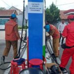Petugas Pertamina memeriksa tangki penyimpanan BBM di SPBU Tasikmalaya setelah ditemukan Pertalite tercampur air akibat hujan deras.