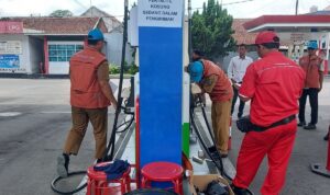 Petugas Pertamina memeriksa tangki penyimpanan BBM di SPBU Tasikmalaya setelah ditemukan Pertalite tercampur air akibat hujan deras.