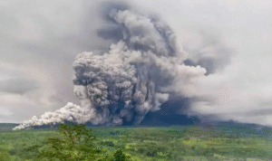 “Pemandangan Gunung Semeru dengan kepulan asap vulkanik yang membumbung tinggi, menunjukkan aktivitas guguran dan erupsi.”