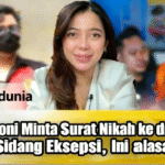 dr. Kamelia tersenyum saat berada di dalam mobil, foto yang digunakan dalam berita tentang permintaan surat nikah oleh Ammar Zoni saat sidang eksepsi.