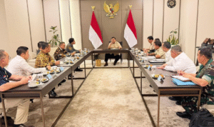 Presiden Prabowo Subianto memimpin rapat khusus di Pangkalan Udara Halim Perdanakusuma sebelum bertolak ke Australia.