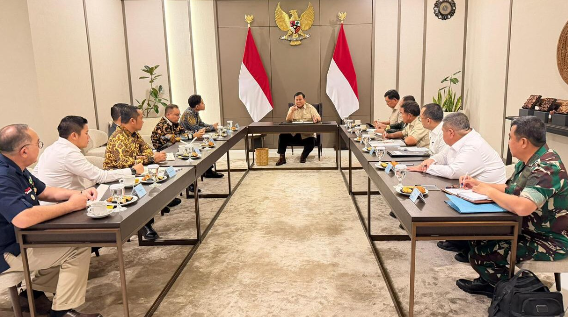 Presiden Prabowo Subianto memimpin rapat khusus di Pangkalan Udara Halim Perdanakusuma sebelum bertolak ke Australia.