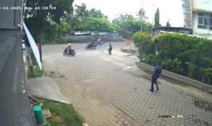 Petugas kepolisian Bekasi sedang melakukan olah TKP di lokasi perampokan karyawan yang membawa uang Rp450 juta di Bekasi Timur.