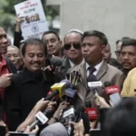 dituduh-edit-ijazah-jokowi-rismon-sianipar-berencana-gugat-polri-rp126-triliun-tmo Rismon Sianipar berbicara kepada media usai menyatakan akan menggugat Polri terkait tuduhan pemalsuan ijazah Jokowi.