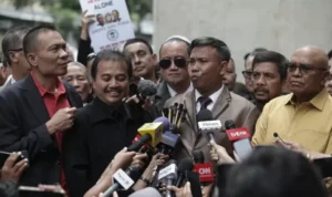 Rismon Sianipar berbicara kepada media usai menyatakan akan menggugat Polri terkait tuduhan pemalsuan ijazah Jokowi.