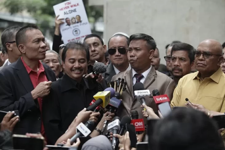 Rismon Sianipar berbicara kepada media usai menyatakan akan menggugat Polri terkait tuduhan pemalsuan ijazah Jokowi.