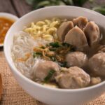 ilustrasi-bakso-bening_169 Sebuah surat berkop Dinas Ketahanan Pangan dan Pertanian Kota Solo, Jawa Tengah, menyatakan Warung Bakso Remaja, Kelurahan Gading, Pasar Kliwon, menjual produk nonhalal. (iStockphoto/ferlistockphoto)