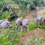 Brimob Polda Sumut membuka kembali akses jalan Sibolga–Padangsidimpuan yang tertutup longsor