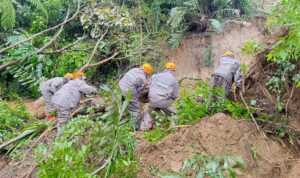 Brimob Polda Sumut membuka kembali akses jalan Sibolga–Padangsidimpuan yang tertutup longsor