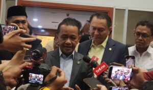 Menteri ESDM Bahlil Lahadalia memberikan pernyataan di rapat Komisi XII DPR terkait BBM Bobibos RON 98.