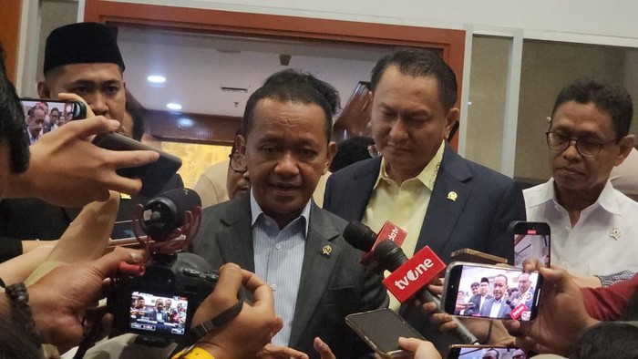 Menteri ESDM Bahlil Lahadalia memberikan pernyataan di rapat Komisi XII DPR terkait BBM Bobibos RON 98.