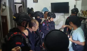 mobil polisi ditembaki geng narkoba saat penggerebekan di Pekalongan