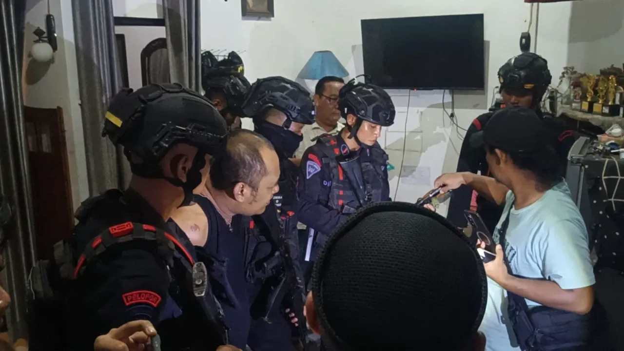 mobil polisi ditembaki geng narkoba saat penggerebekan di Pekalongan